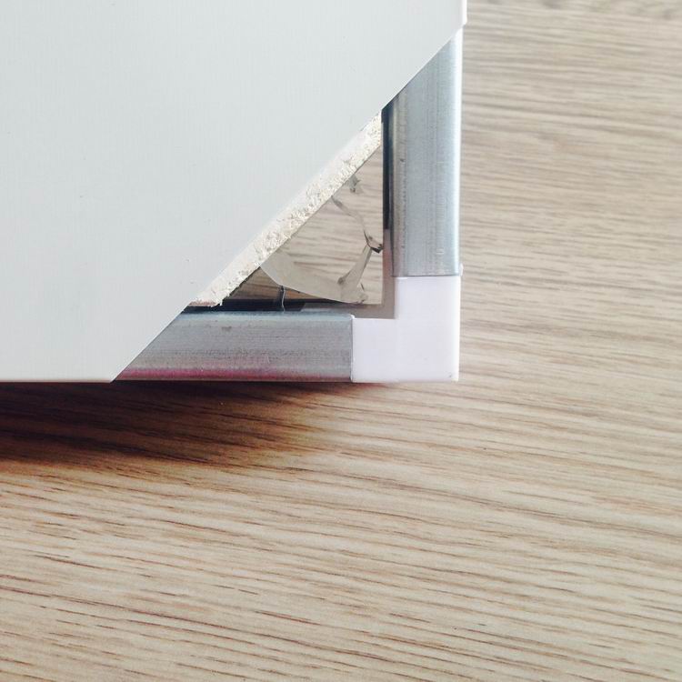 Hand-assembled – Fiberglass-magnesium-aluminum honeycomb panels for clean rooms