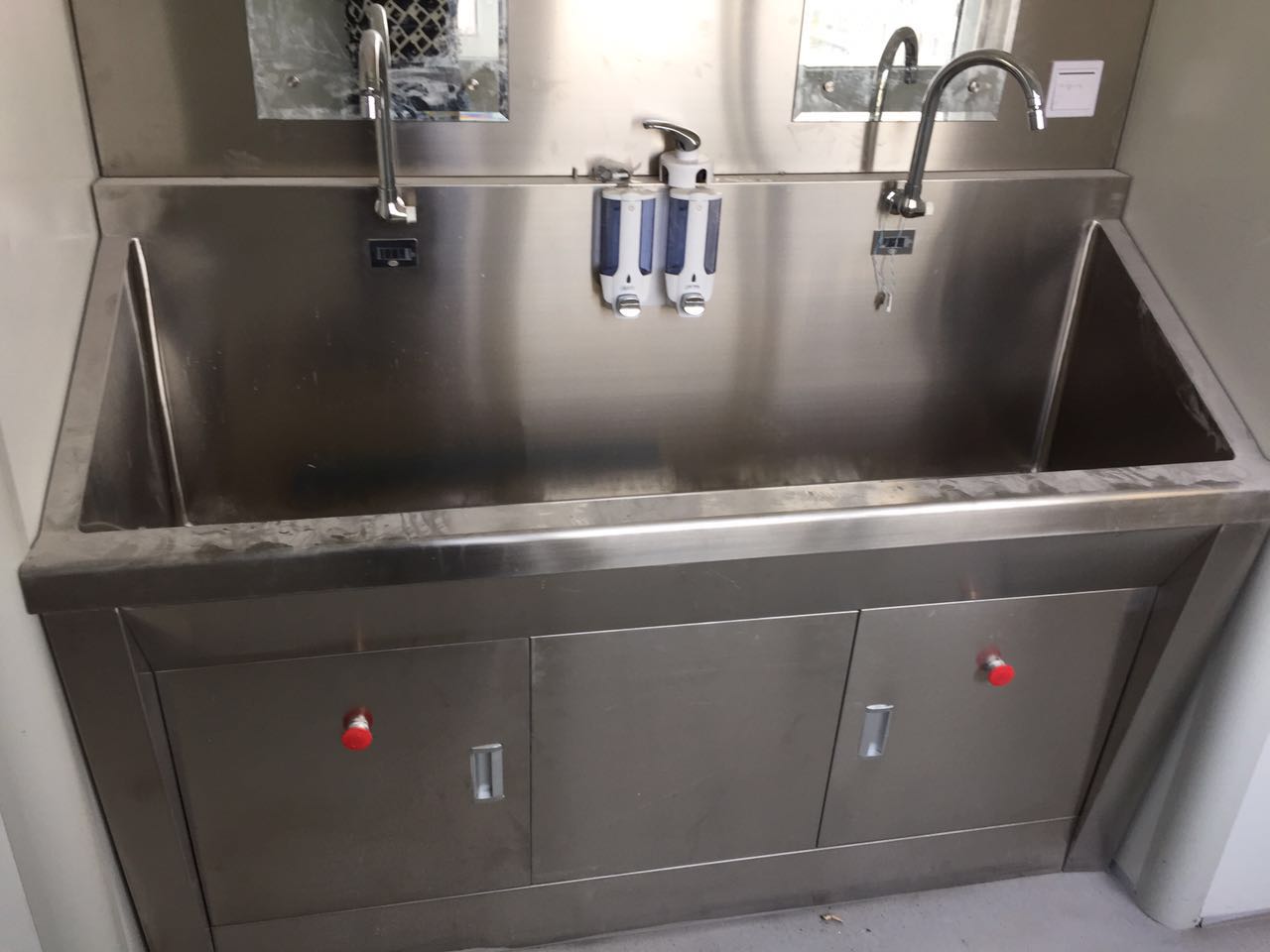 Hospital Washbasin