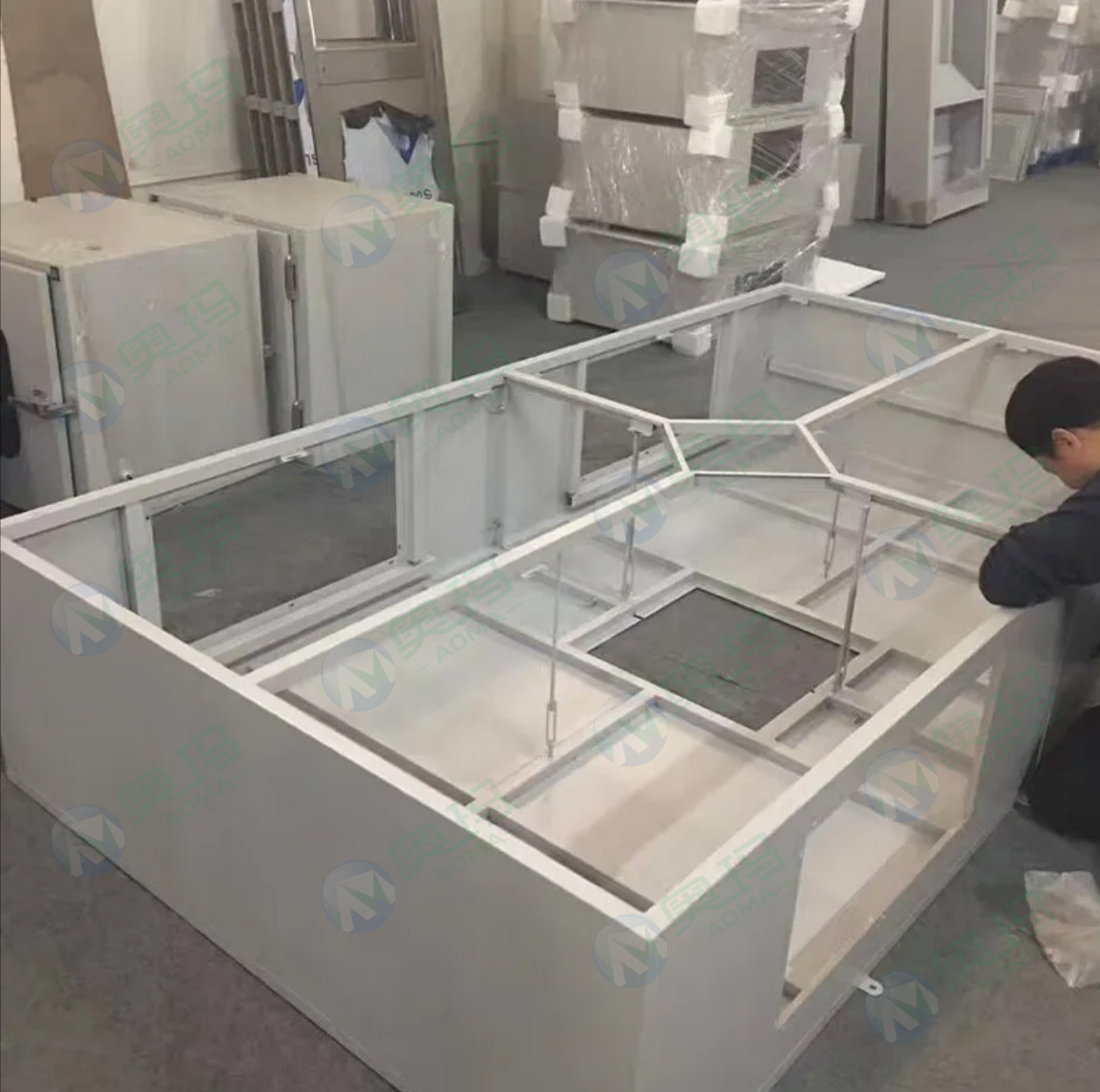 Large ceiling laminar flow panel for operating rooms