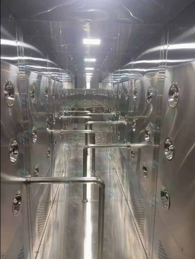 Stainless steel tunnel airlock