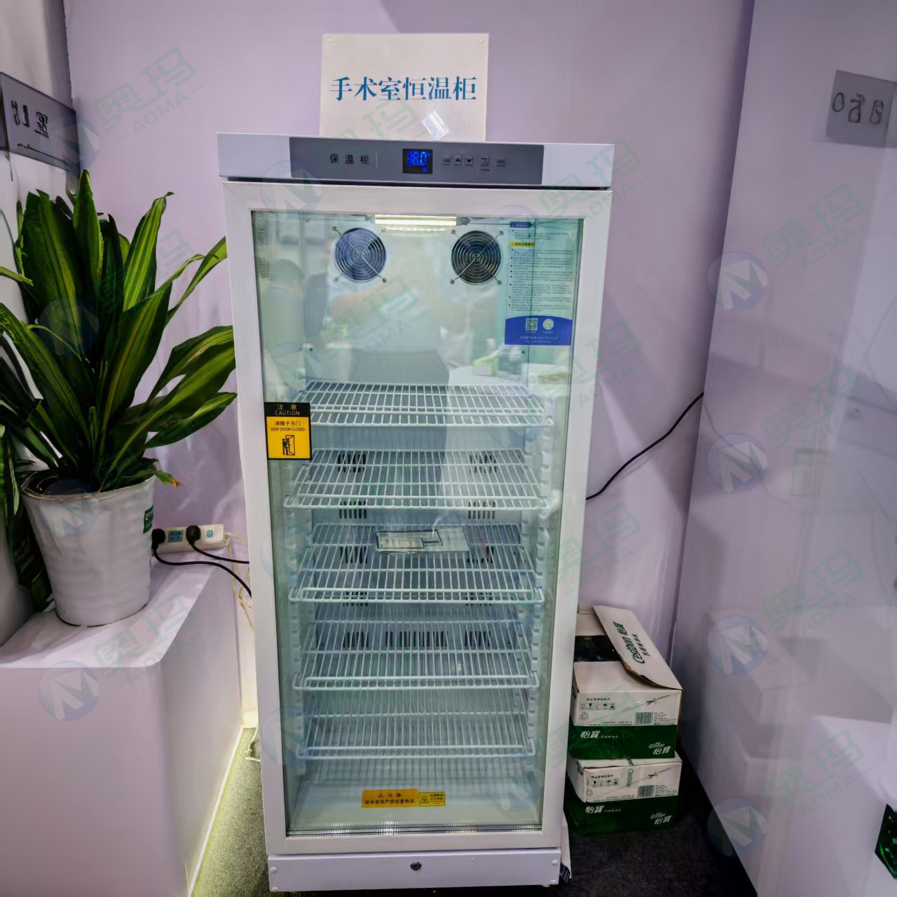 Thermostable cabinet for the operating room